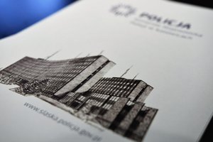 na zdjęciu: teczka ze szkicem budynku komendy