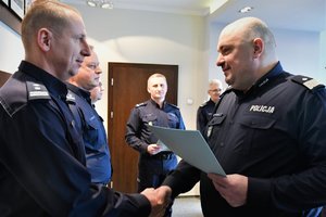 na zdjęciu: Komendant Wojewódzki Policji w Katowicach wręcza rozkaz o mianowaniu