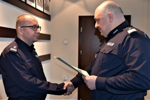 na zdjęciu: Komendant Wojewódzki Policji w Katowicach wręcza rozkaz o mianowaniu