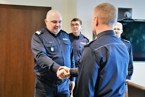 na zdjęciu: Komendant Wojewódzki Policji w Katowicach ściska dłoń jednego z nowo mianowanych komendantów