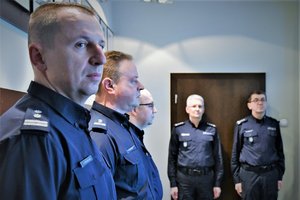 na zdjęciu: nowo mianowani komendanci śląskich jednostek, w tle kierownictwo komendy wojewódzkiej