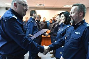 Generał gratuluje policjantom, którzy objęli nowe stanowiska