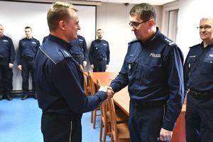 Zastępca Komendanta Wojewódzkiemu dziękuję za służbę odchodzącemu na emeryturę policjantowi