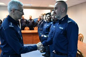 Generał gratuluje policjantom, którzy objęli nowe stanowiska