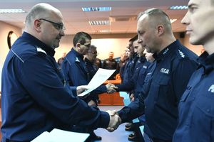 Kierownictwo śląskiej policji gratuluje mundurowym, którzy objęli nowe stanowiska