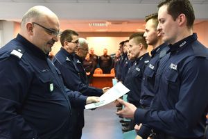 Kierownictwo śląskiej policji gratuluje mundurowym, którzy objęli nowe stanowiska
