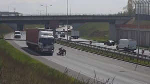 Wywrotka motocyklisty na rudzkim odcinku DW 902 - motocyklista traci panowanie nad jednośladem.