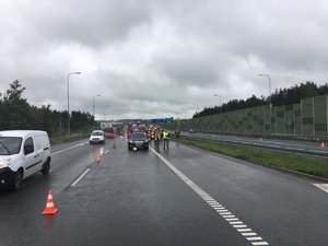policjanci na miejscu śmiertelnego wypadku na autostradzie A1