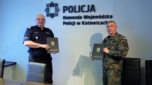 Nadinsp. dr Krzysztof Justyński i płk Tomasz Białas pozują do pamiątkowego zdjęcia po podpisaniu porozumienia.