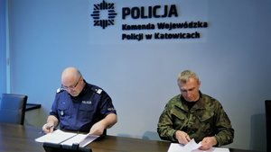 Nadinsp. dr Krzysztof Justyński i płk Tomasz Białas podpisują porozumienie.