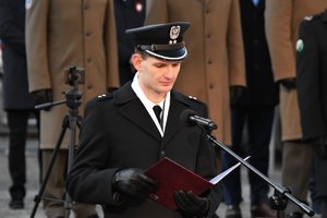 Źołnierz Wojska Polskiego podczas czytania Apelu Poległych
