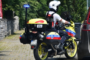 zdjęcie kolorowe: ratownik medyczny na motocyklu służbowym