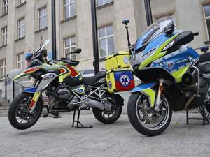 motocykl policyjny i motocykl pogotowia ratunkowego.