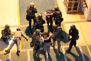 Zdjęcie. Umundurowani policjanci - kontrterroryści podczas ćwiczeń