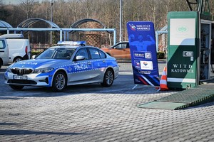 Na zdjęciu policyjny radiowóz, baner w Mistrzostw Świata w Piłce Ręcznej oraz platforma do sprawdzania pojazdów z Wojewódzkiej Inspekcji Ruchu Drogowego.