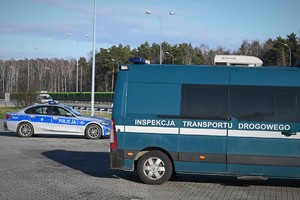 Na zdjęciu dwa stojące obok siebie radiowozy - inspekcji transportu drogowego oraz policji.