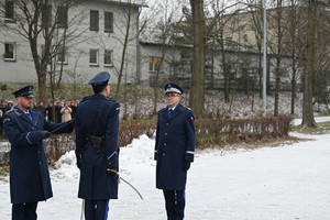 Zdjęcie przedstawia dowódcę uroczystości w trakcie składania meldunku Komendantowi Wojewódzkiemu Policji w Katowicach