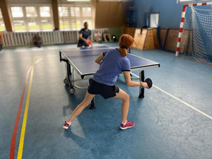 Na zdjęciu widać zawodników podczas gry w tenisa stołowego.