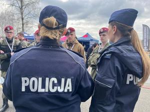 Na zdjęciu mundurowe zachęcają uczestników XI Ogólnopolskiego Turnieju Klas Mundurowych do wstąpienia do Policji.
