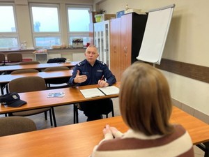 Na zdjęciu policjant z Wydziału Doboru i Szkolenia KWP w Katowicach podczas prowadzenia symulacji rozmowy kwalifikacyjnej z uczestnikiem targów
