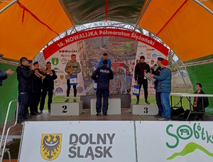 na zdjęciu zawodnicy podczas dekoracji stoją na podium