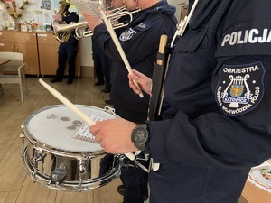 Zbliżenie na policyjnego werblistę z orkiestry