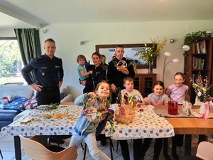 Policjanci z dziećmi przy wielkanocnym stole