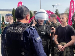 Na zdjęciu mundurowy z trakcie promowania zawodu policjanta podczas XII Ogólnopolskiego Turnieju Klas o Profilu Mundurowym.