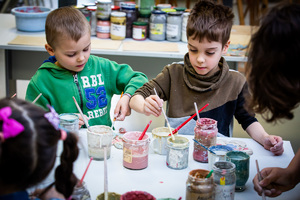 Na zdjęciu dwójka dzieci podczas malowania farbami.