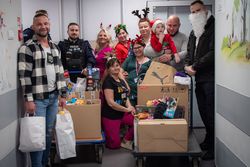 Policjanci z personelem szpitala pozujący do zdjęcia