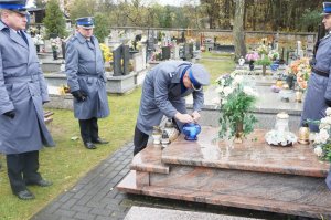 Warta honorowa przy grobie będzińskiego policjanta