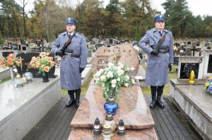Warta honorowa przy grobie będzińskiego policjanta