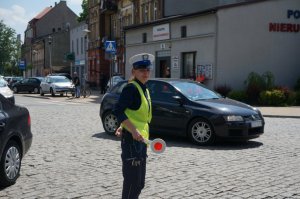 Umundurowana policjantka stojąca na Placu Kolei Warszawsko - Wiedeńskiej