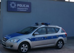 Zdjęcie Komisariatu Policji w Sławkowie z radiowozem