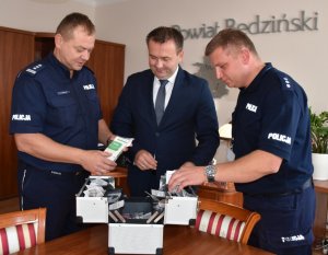 Przekazanie Komendantowi Powiatowemu Policji w Będzinie przez Starostę Powiatowego profilaktycznej walizki