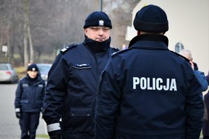 Dowódca uroczystości składa meldunek Komendantowi Wojewódzkiemu Policji w Katowicach nadinsp. dr. Krzysztofowi Justyńskiemu.