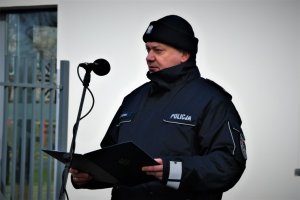 Komendant Komendy Powiatowej Policji w Będzinie podczas przemówienia.
