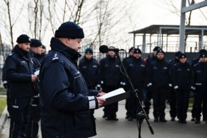 Komendant Komendy Powiatowej Policji w Będzinie podczas przemówienia.