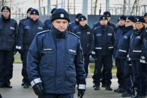 Komendant nowo otwartego Komisariatu Policji w Wojkowicach na tle innych policjantów.