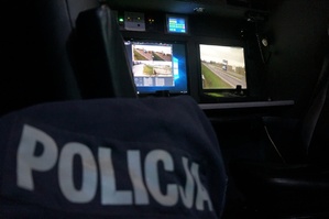 Na zdjęciu widzimy napis Policja oraz ekrany z Ruchomego Stanowiska Dowodzenia z KWP Katowicach
