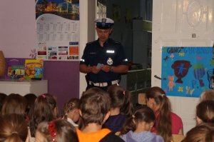 Policjant prowadzący prelekcję z dziećmi
