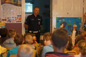 Policjant zadający pytanie dzieciom