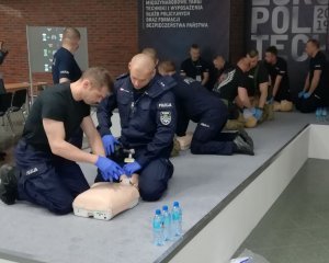 Policjanci ćwiczą na fantomie udzielanie pierwszej pomocy