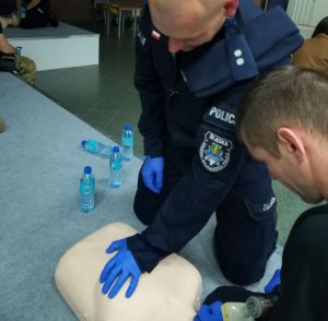 Śląscy policjanci na fantomie prowadzą pokaz z udzielania pierwszej pomocy