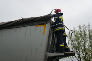 Strażacy pobierają próbki z naczepy