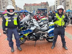 Na zdjęciu dwóch policjantów, pomiędzy nimi motocykle policyjne.
