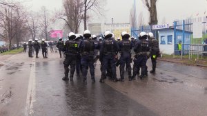 Policjanci w  trakcie zabezpieczenia meczu Ruchu Chorzów - Stal Stalowa Wola
