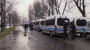 Policjanci w  trakcie zabezpieczenia meczu Ruchu Chorzów - Stal Stalowa Wola