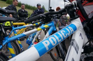Zaparkowane policyjne rowery z Czech , Polski i Słowacji, a w tle polscy policjanci