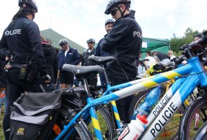 Zaparkowane policyjne rowery z Czech , Polski i Słowacji a w tle polscy policjanci